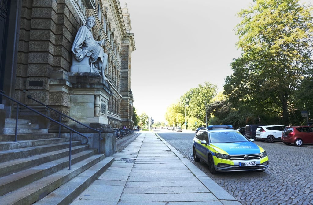 Gegen vier Männer hat die Staatsanwaltschaft nach einer Attacke mit Metallschläuchen in Dresden Anklage erhoben. (Archivbild)