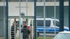 Die Bundesanwaltschaft will Haftbefehle beantragen. Ab dem Vormittag sollen die drei Festgenommenen beim Ermittlungsrichter des Bundesgerichtshofs vorgeführt werden.