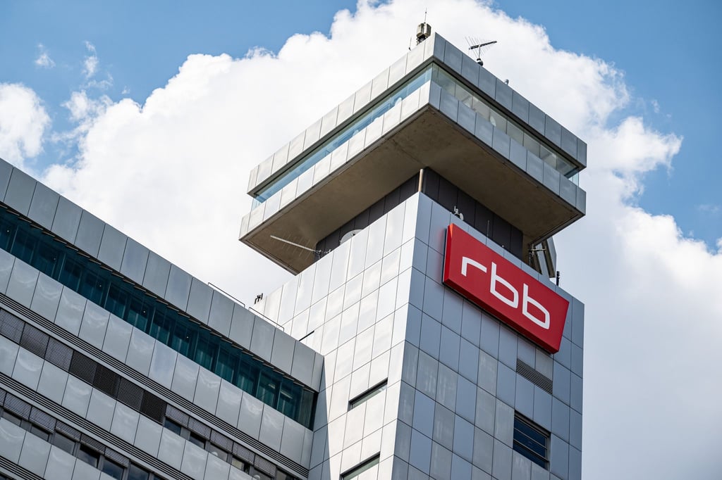 Ein Schild mit dem Logo des RBB hängt an dem Gebäude des Fernsehzentrums.
