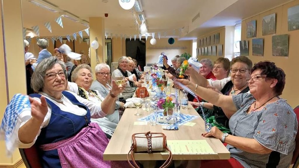 Im jedem Herbst stehen die Oktoberfeste in Barleben an. Dass auch Senioren zünftig feiern können, beweisen sie immer wieder in der Begegegungsstätte.