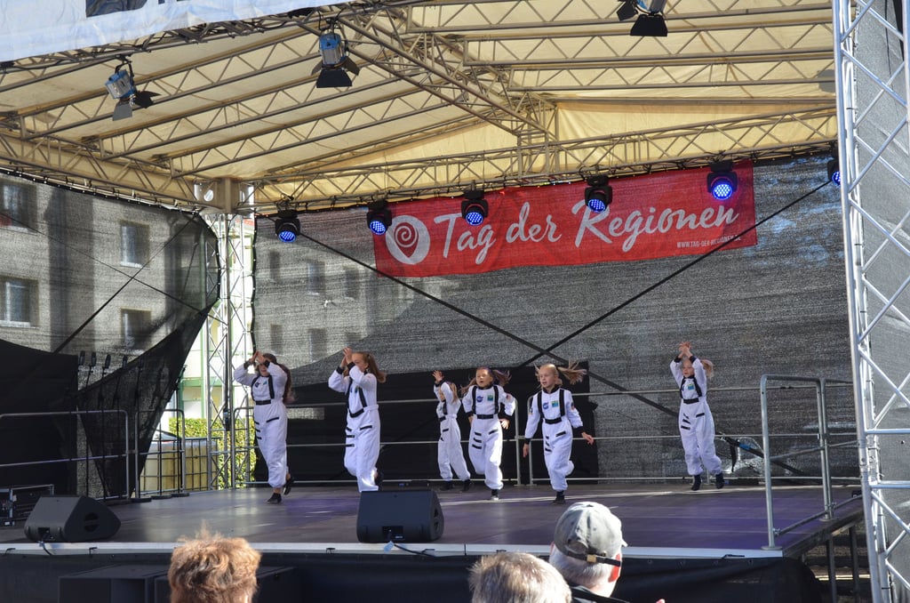 Neben den zahlreichen regionalen Spezialitäten, die es zu entdecken gilt, werden die Besucher beim Tag der Regionen 2025 in der Oschersleber Innenstadt mit musikalischen Auftritten und Tanzeinlagen unterhalten.