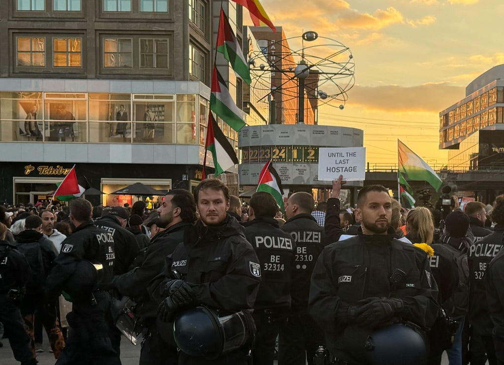 Laut der Berliner Polizei nahmen rund 800 Menschen an der Demonstration teil.