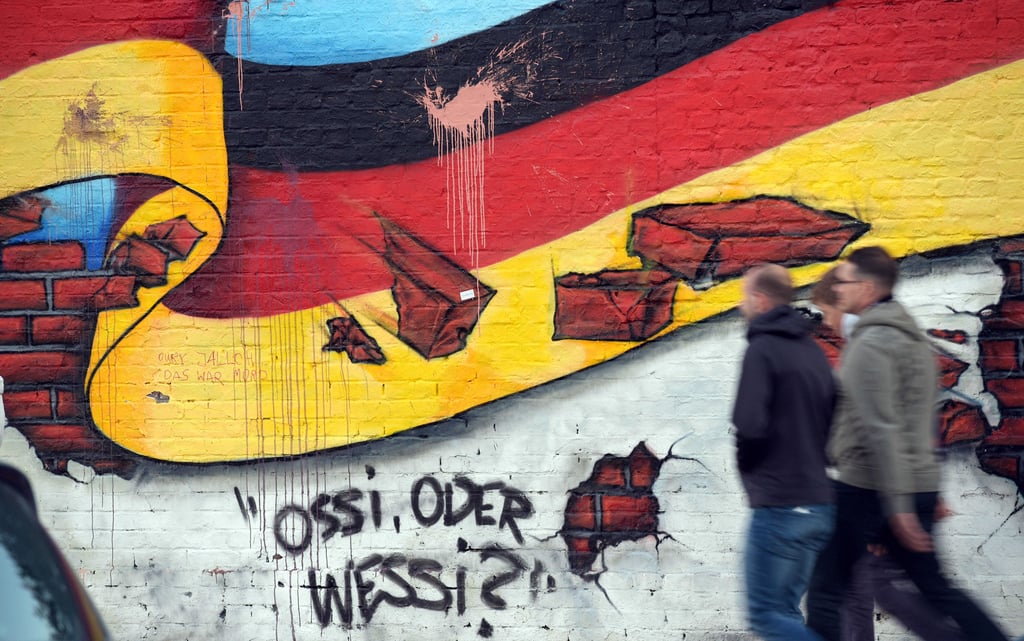 Ost- und Westdeutsche trennt im wiedervereinigten Deutschland noch einiges.