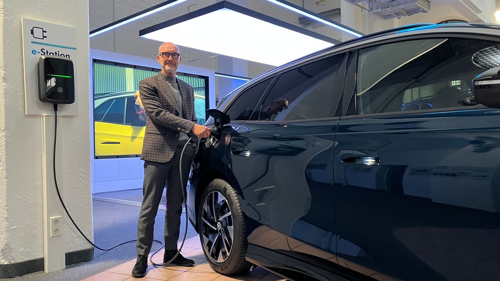 Steffen Brauer ist im Volkswagen Zentrum Halle für Experte für E-Mobilität.