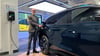 Steffen Brauer ist im Volkswagen Zentrum Halle für Experte für E-Mobilität.