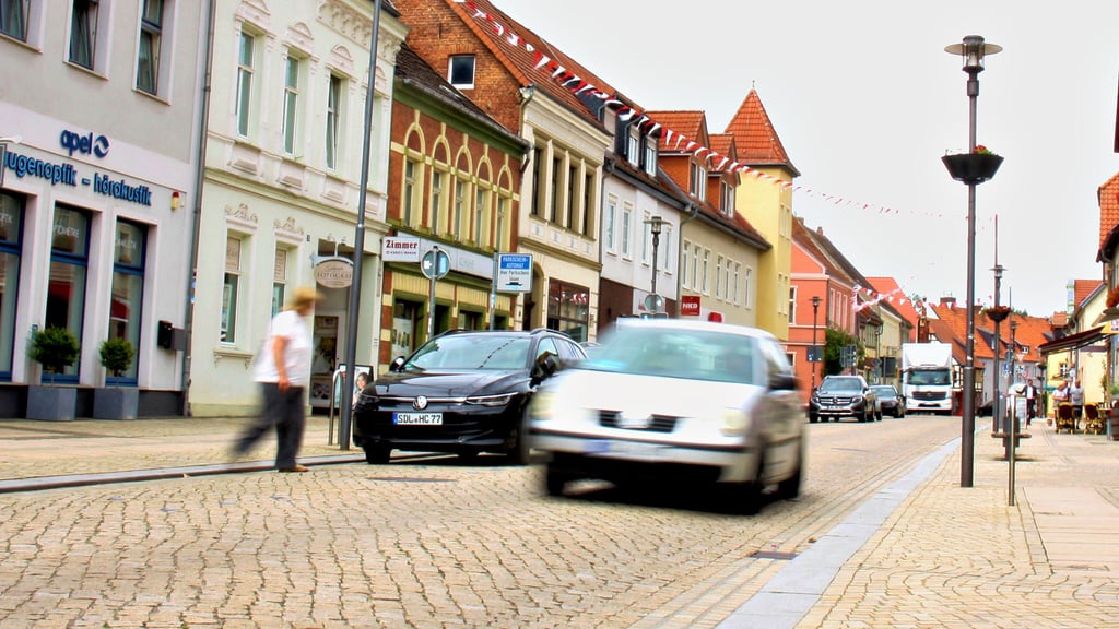 In der Breiten Straße in Osterburg gilt „Tempo 20“. Wer zu schnell fährt, zahlt mindestens 30 Euro.