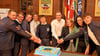Zur Gründung des neuen Vereins THW-Jugend wurde symbolisch eine Torte angeschnitten.