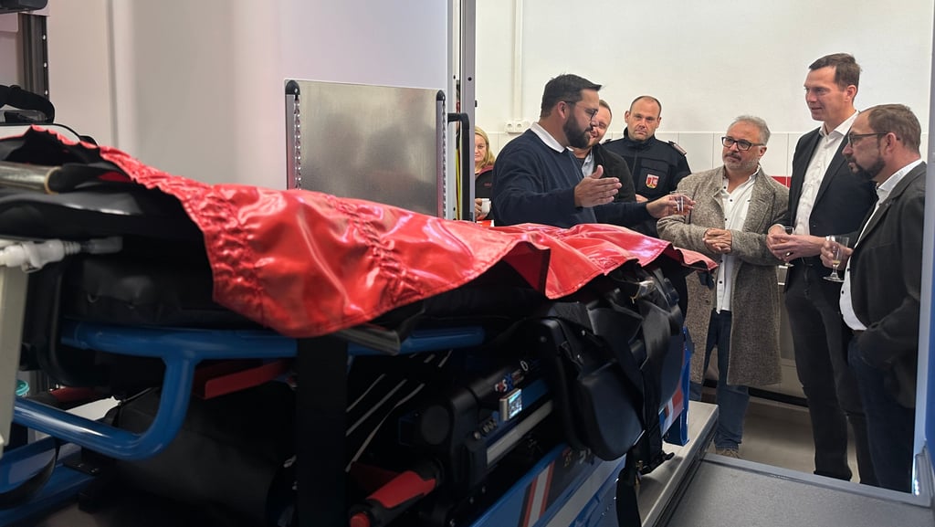 Zum Start der Rettungswache in Heyrothsberge, erklärt der neue Leiter Andreas Krebs dem Ortsbürgermeister Ronald Sattler, Landrat Steffen Burchardt und Gemeindebürgermeister Kay Gericke den neuen Rettungswagen.