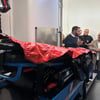 Zum Start der Rettungswache in Heyrothsberge, erklärt der neue Leiter Andreas Krebs dem Ortsbürgermeister Ronald Sattler, Landrat Steffen Burchardt und Gemeindebürgermeister Kay Gericke den neuen Rettungswagen. 