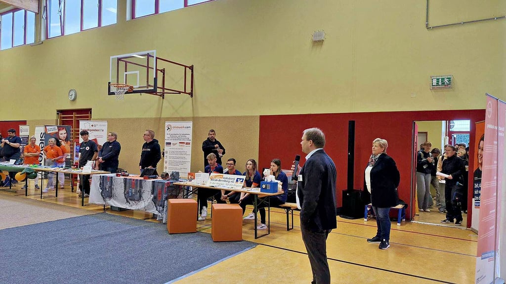 Regionale Unternehmen präsentierten sich zur dritten Auflage der Berufsfindungsmesse, die von Bürgermeister Martin Zbyszewski eröffnet wurde, im Turnsaal der Gemeinschaftsschule Könnern.