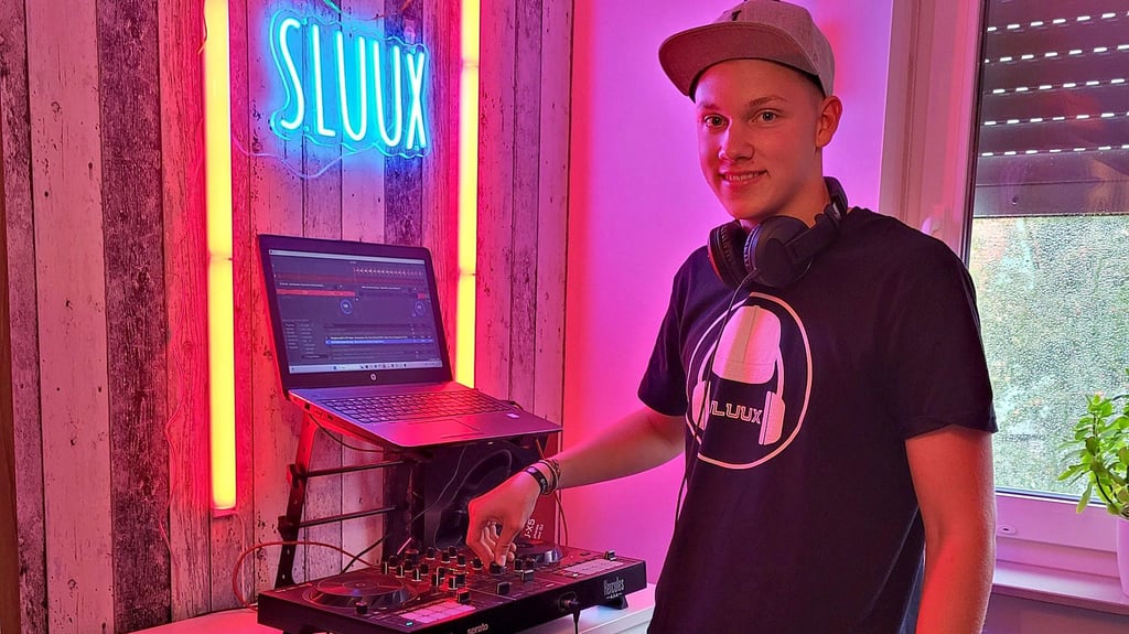 Zuhause übt der 16-jährige Hohenmölsener Sean-Luca Iser alias DJ Sluux noch mit einem Einsteigermodell eines DJ-Pults, doch bald soll eine teurere Variante her.
