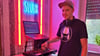 Zuhause übt  der 16-jährige Hohenmölsener Sean-Luca Iser alias DJ Sluux noch mit einem Einsteigermodell eines DJ-Pults, doch bald soll eine teurere Variante her.