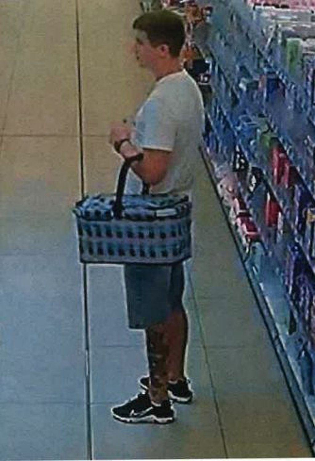 Derzeit sucht die Polizei nach diesem Mann.