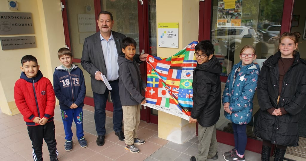 Oberbürgermeister Torsten Schweiger enthüllte mit Yesrib (links) und Eirman die Tafel. Mila, Ace, Pia und Mohsen komplettieren das Bild.