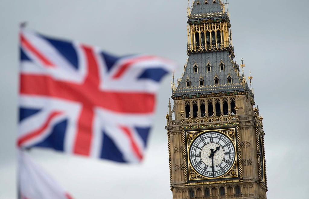 Der Union Jack weht vor dem Big Ben.