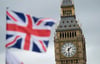 Der Union Jack weht vor dem Big Ben.