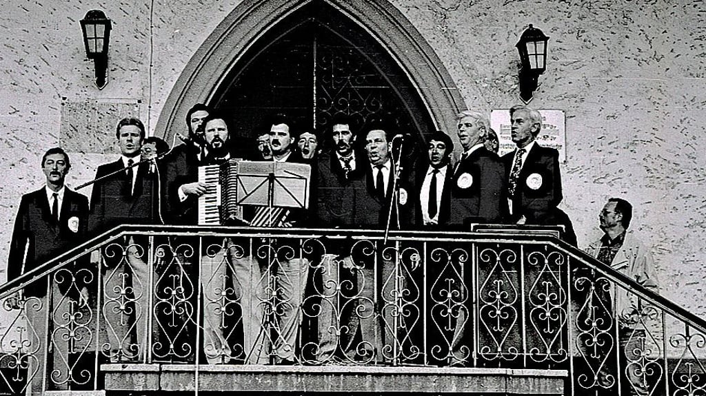 Die Heimatfreunde singen auf der Rathaustreppe.