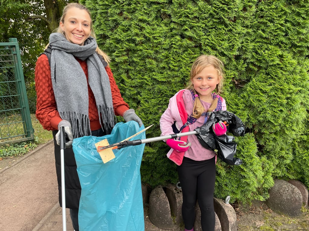 Lehrerin Alexandra Busse von der Grundschule Gommern und Emilia sammeln Müll rund um den Pflaumenknick in Gommern