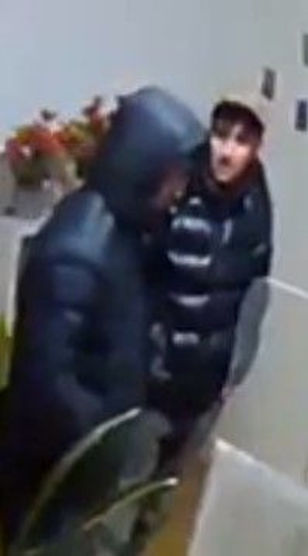 Hinweise zu den beiden Männern nimmt die Polizei Halle entgegen.
