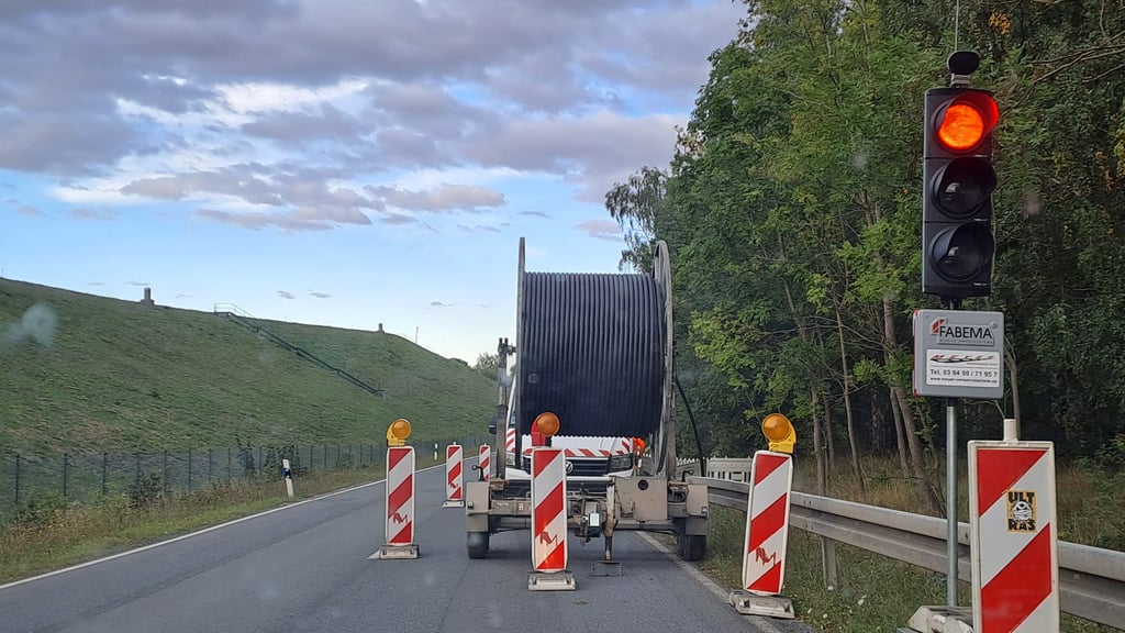 Wegen der Verlegung von Mittelspannungskabeln ist die B81 im Kreuzungsbereich zur Landesstraße 96 halbseitig gesperrt.