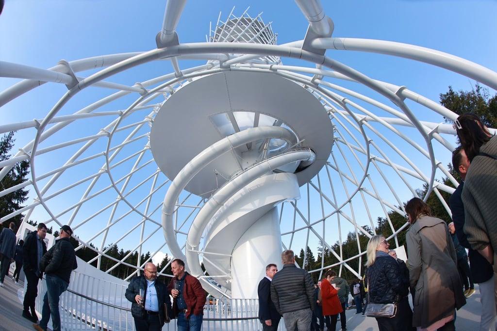 Wagemutige können sich vom Aussichtsturm der „HEX Erlebniswelt“ auf zwei unterschiedlich langen Rutschen in die Tiefe stürzen.