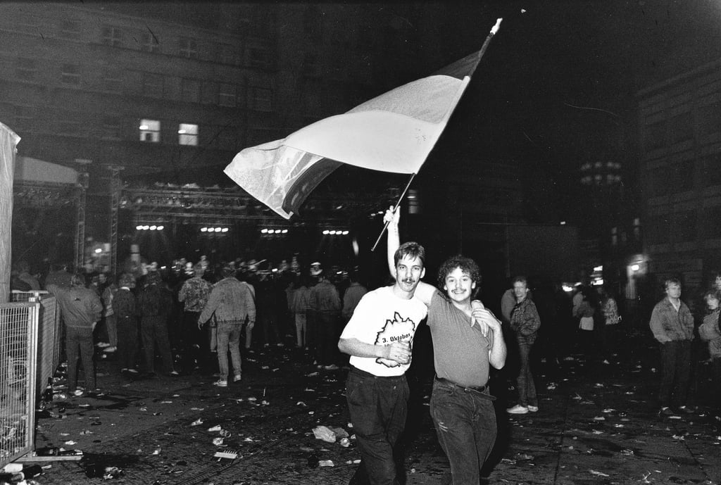 Feier auf dem Markt in Halle(Saale) zur Deutschen Einheit in der Nacht vom 2. zum 3. Oktober 1990. Nicht lange nach der Hochzeitsnacht kam der Kater.