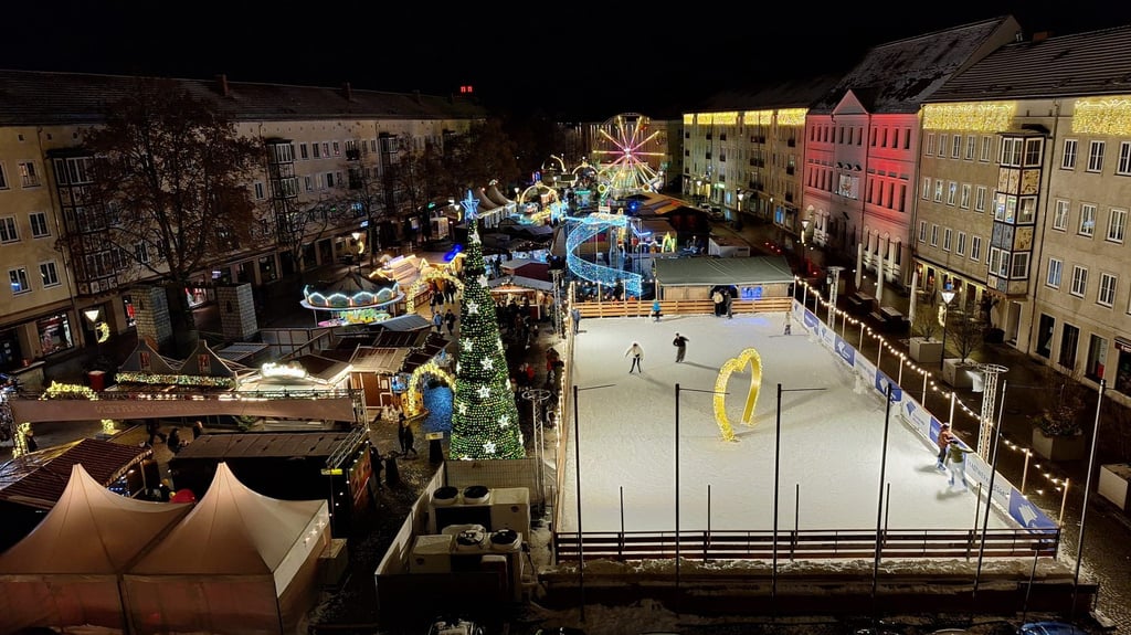 Blick auf den Dessauer Adventsmarkt. 
