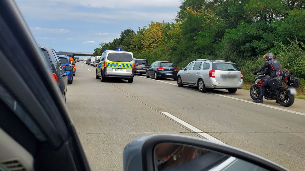 Auf der A14 bei Wanzleben ist es zu einem Massenunfall gekommen. Die Autobahn ist vollgesperrt.