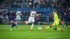 Die frühe Führung für Basel: Albian Ajeti (l.) trifft durch die Beine von Alexander Nübel.