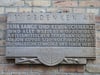 Die Gedenktafel an der Synagoge in Halle erinnert an die Opfer des antisemitischen Terroranschlags auf die Synagoge in Halle am 9. Oktober 2019.