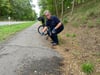 Udo Brämer aus Gommern fährt auf dem Radweg zwischen Gommern und Plötzy und ärgert sich über Baumwurzeln, die den Asphalt anheben