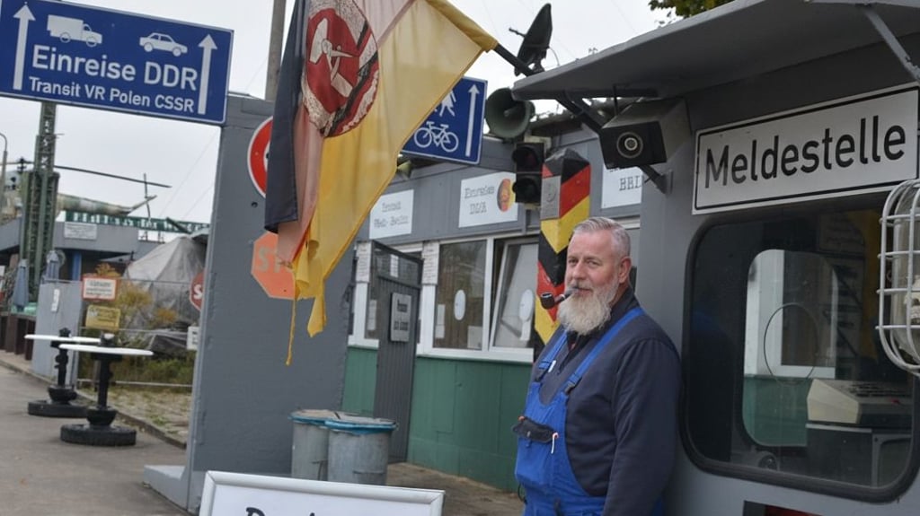 Marco Karl aus Wulferstedt frühstückt jeden Morgen in der Ostalgie-Kantine in Oschersleben. Für DDR-Fans werden dort Erinnerungen wach - auch an das Ende der DDR und die Meldestellen an der Grenze.