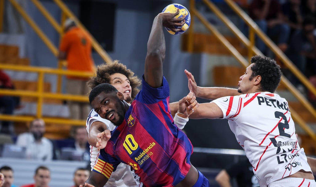 Barcelonas Top-Star Dika Mem setzt sich hier gegen Ali Zein und Thiagus Petrus (r.) durch.