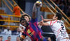 Barcelonas Top-Star Dika Mem setzt sich hier gegen Ali Zein und  Thiagus Petrus (r.) durch.