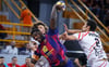 Barcelonas Top-Star Dika Mem setzt sich hier gegen Ali Zein und  Thiagus Petrus (r.) durch.