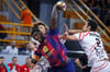 Barcelonas Top-Star Dika Mem setzt sich hier gegen Ali Zein und  Thiagus Petrus (r.) durch.