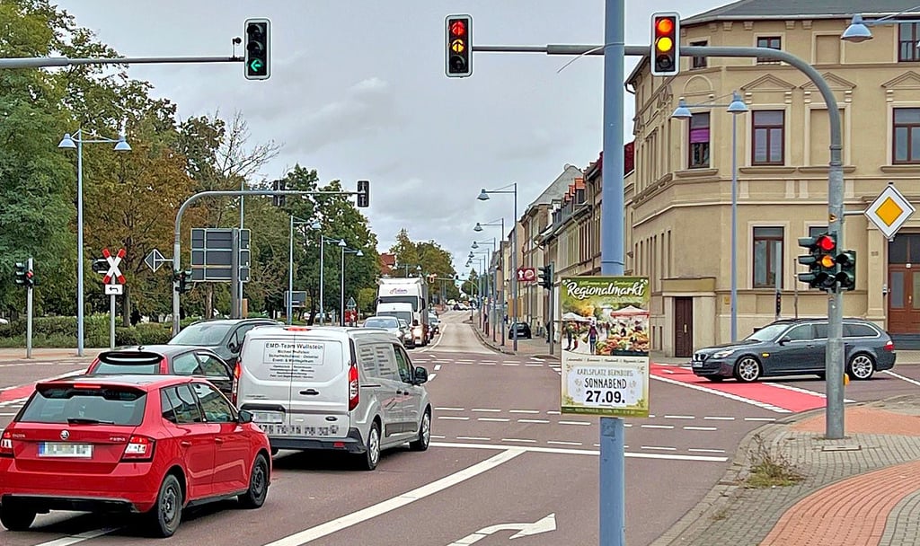 Die selbe Prozedur an jedem Tag: Wieder einmal befahren Linksabbieger von der Friedensallee bei Rot noch die Annenkreuzung.