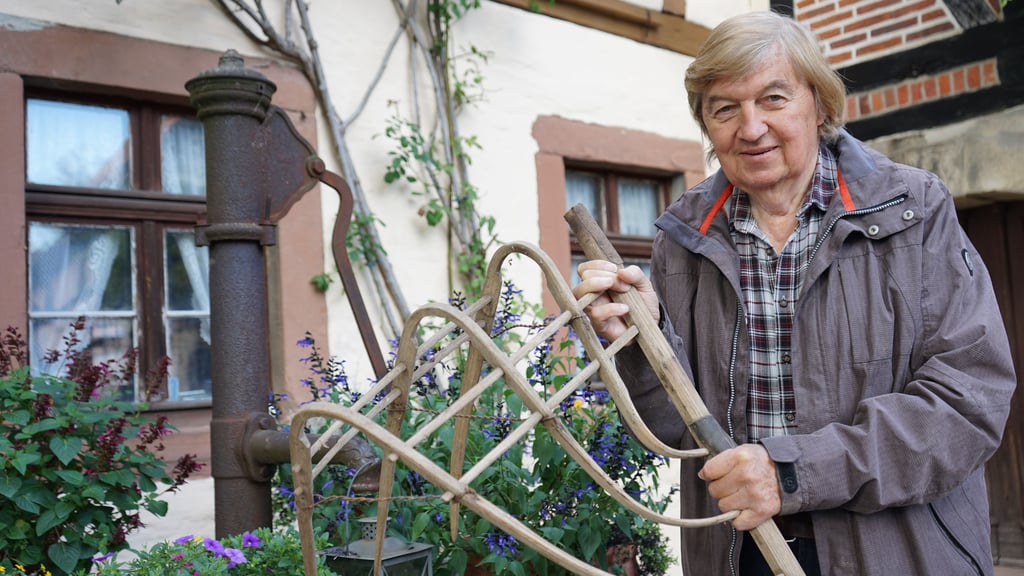 Die Liebe zu alten Häusern lebt Erhard Jahn auch privat, er hat einen alten Hof in Gutenswegen vor dem Verfall gerettet. Selbst auf Reisen gräbt er sich manchmal buchstäblich in die Geschichte ein und berichtet anschließend in Vorträgen davon.