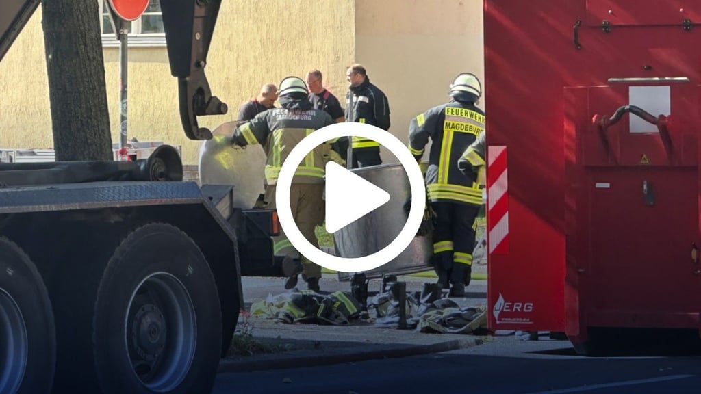 In Magdeburg an der Harbker Straße sorgte der Austritt eines Nervengifts für einen Großeinsatz von Polizei und Feuerwehr. Zwei Personen kamen ins Krankenhaus. In einem Schutzbehälter wurden die Chemikalien durch die Feuerwehr gesichert.