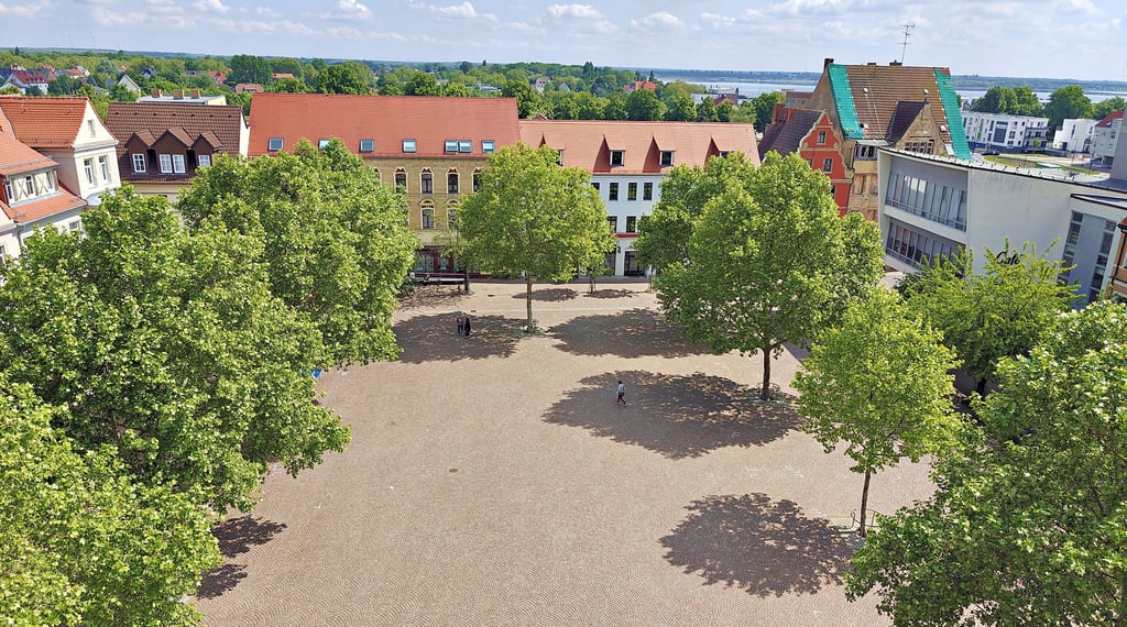 Durch die Karree-Bebauung und die Bäume bietet der Marktplatz eine einzigartige Atmosphäre. Die soll noch besser genutzt werden.