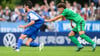 KSC-Neuzugang Roko Šimić (l) läuft den Gegenspielern noch zu selten davon.