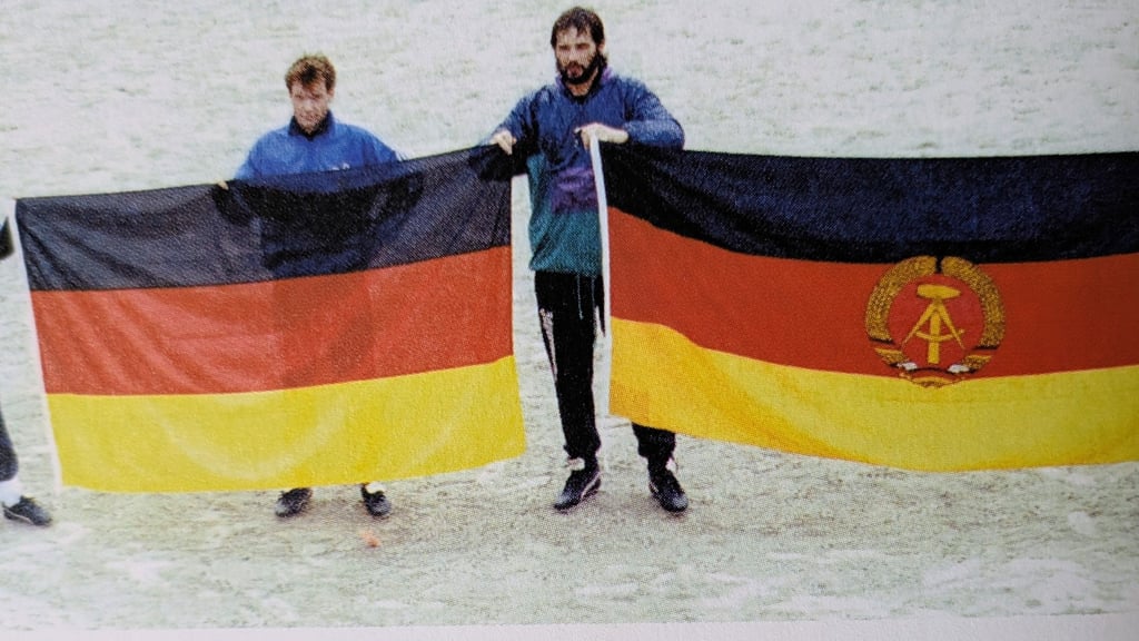 Stefan Minkwitz, Uwe Rösler, Dirk Stahmann und Dirk Heyne (von links) mit der Deutschland-Fahne und der DDR-Fahne in Rovaniemi.