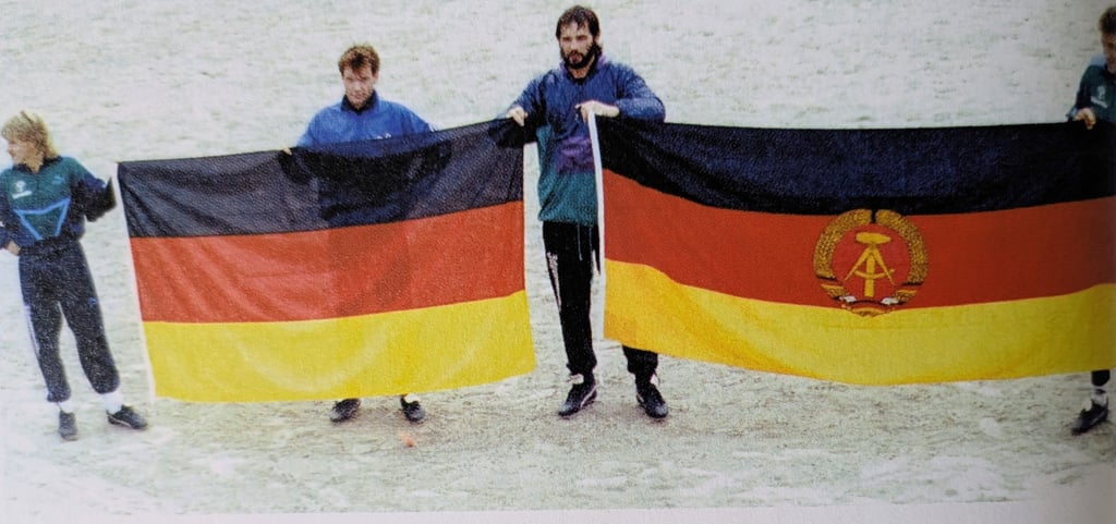 Stefan Minkwitz, Uwe Rösler, Dirk Stahmann und Dirk Heyne (von links) mit der Deutschland-Fahne und der DDR-Fahne in Rovaniemi.