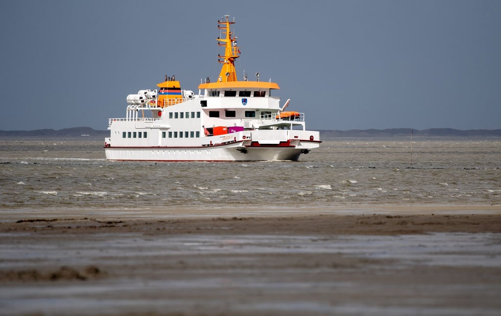 Reisende sollen sich wegen erwarteter höherer Wasserstände über Fährabfahrten von und zu den Inseln vor Reisebeginn informieren. (Archivbild)