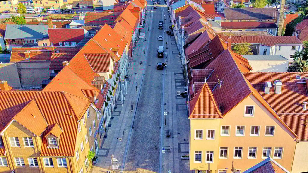Blick auf die Breite Straße in Osterburg: Der Bürgerrat soll Verbesserungen für die aktuelle Verkehrssituation vorschlagen.