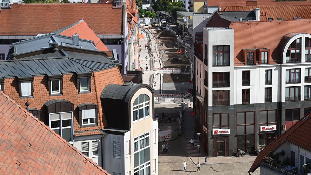 Blick von den Martinitürmen über den Fischmarkt auf die Baustelle Breiter Weg in Halberstadt.
