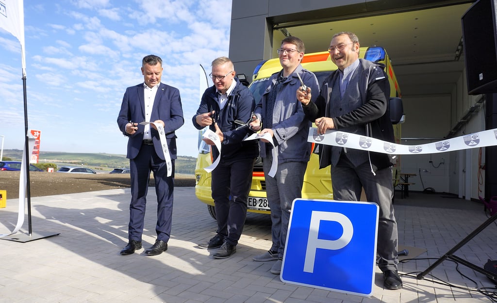 Mit dem Banddurchschnitt mit Landrat André Schröder (links) und Bürgermeister Martin Blümel (rechts) ist der Neubau der Rettunswache in Aseleben offiziell in Betrieb.