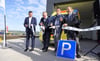 Mit dem Banddurchschnitt mit Landrat André Schröder (links) und Bürgermeister Martin Blümel (rechts) ist der Neubau der Rettunswache in Aseleben offiziell in Betrieb.   