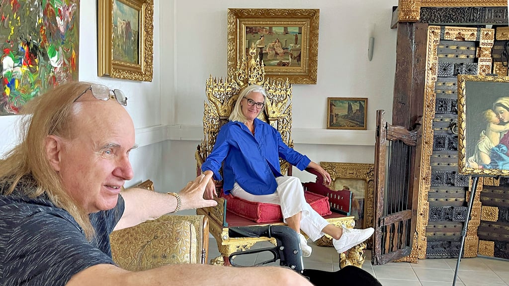 Fritz Rust und Friederike Werner in der neuen Galerie in Tangerhütte. Die soll ab 1. Oktober auch Besuchern offen stehen. Die Kunstexpertin aus dem Fernsehen durfte auf einem gut 200 Jahre alten thailändischen Thron Platz nehmen. Rechts daneben eine alte Tür aus einem  Palast in Delhi.