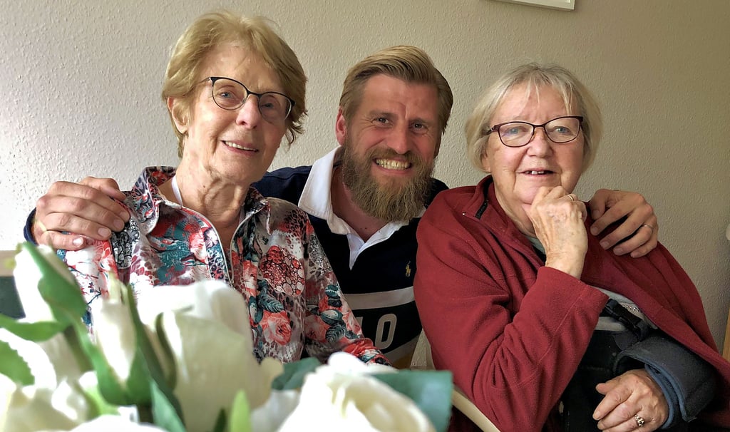 Dietlinde Hörold (l.) und Doris Berth (r.) finden Johannes Wolff klasse. Der Ergotherapeuth im Betreuten Wohnen im Haus Julie von Cohn-Oppenheim macht den Bewohnern vielfach Mut und bereichert ihr Leben.